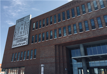 華橋外國(guó)語學(xué)院文化墻